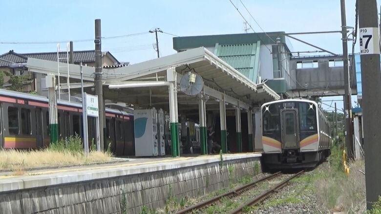 酔っぱらってホーム上で寝込んでいた20代男性と列車が衝突　男性は頭部をケガするも軽傷　運転見合わせなどで約550人に影響　新潟｜FNNプライムオンライン
