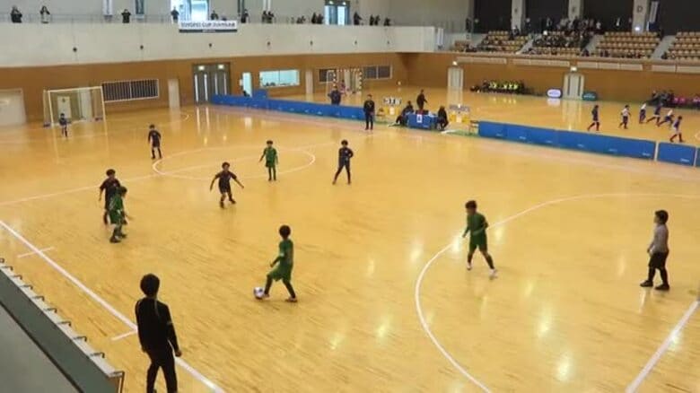 一関市でフットサル大会　小学生が熱戦　豪快なシュートに応援席からは大きな歓声　岩手県｜FNNプライムオンライン