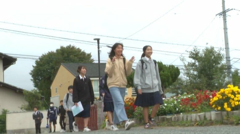 「制服じゃなくていいじゃん」生徒が発案　中学校で「自由服」登校　初日は制服が半数、私服が4分の1　職員・生徒会・PTAに意義を説明「自分らしさやTPOに応じた選択を」｜FNNプライムオンライン