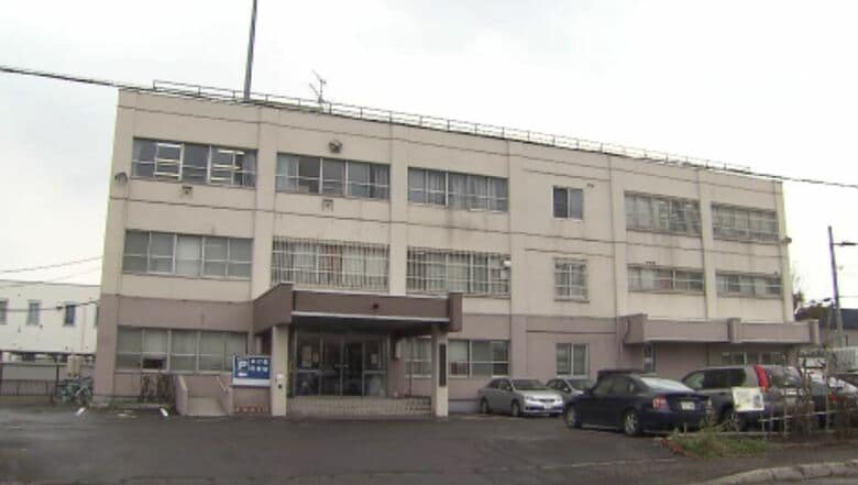 ”靴”目的か？…小学校敷地内に侵入したとして逮捕された20歳大学生の男…逮捕後の調べで過去にも同じ学校から ”スニーカー” を盗んだ疑いで再逮捕 北海道江別市｜FNNプライムオンライン