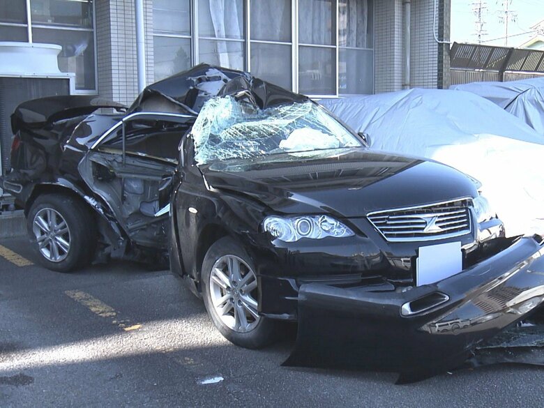 右側面がメチャクチャに…無免許の19歳男性が運転する車が街路灯に衝突 男性が死亡し助手席の高校生もケガ｜FNNプライムオンライン