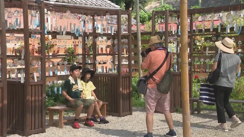 山あいの町で涼しげな音色…愛知県豊田市で夏恒例の『小渡夢かけ風鈴』約6千個が民家等並ぶ町並みに吊るされる｜FNNプライムオンライン