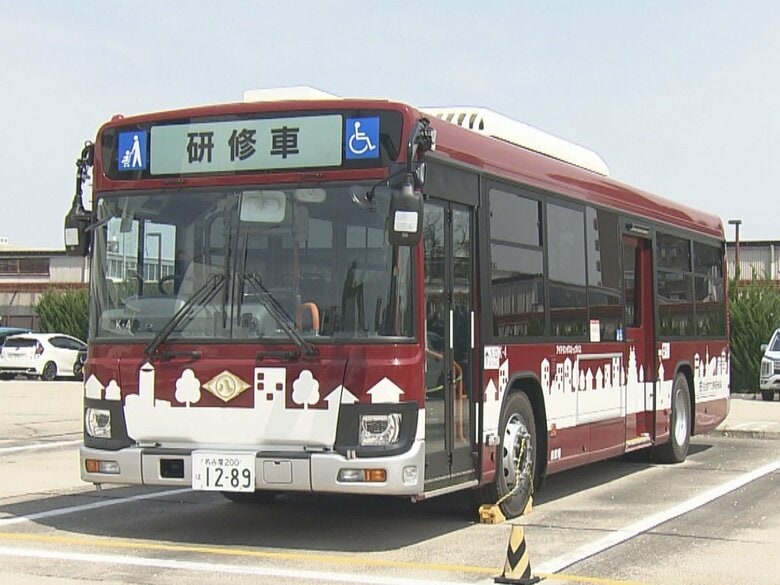 “濃えび茶”に新デザイン…名古屋の市バスに新たな研修車 多くの運転手の定年を控え新人研修等の効率高める狙い｜FNNプライムオンライン