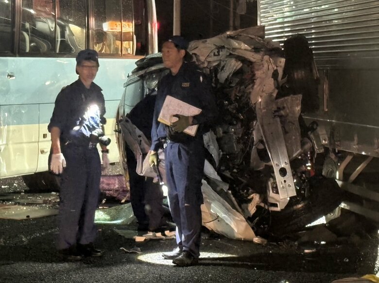 マイクロバスやトラックなど車4台絡む事故　普通乗用車2台が正面衝突　1台が横転し反対車線走るマイクロバスやトラックの前に・・・60代男性が死亡　福岡・粕屋町｜FNNプライムオンライン