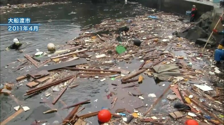 がれきが広がる大船渡市の海