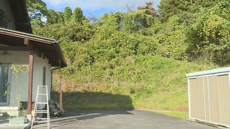 クマは柴犬をくわえて住宅裏の藪の中へ姿を消したという