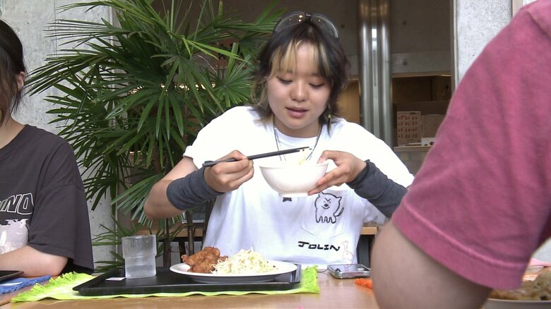 箸を上手に使ってランチを楽しむリズディの学生