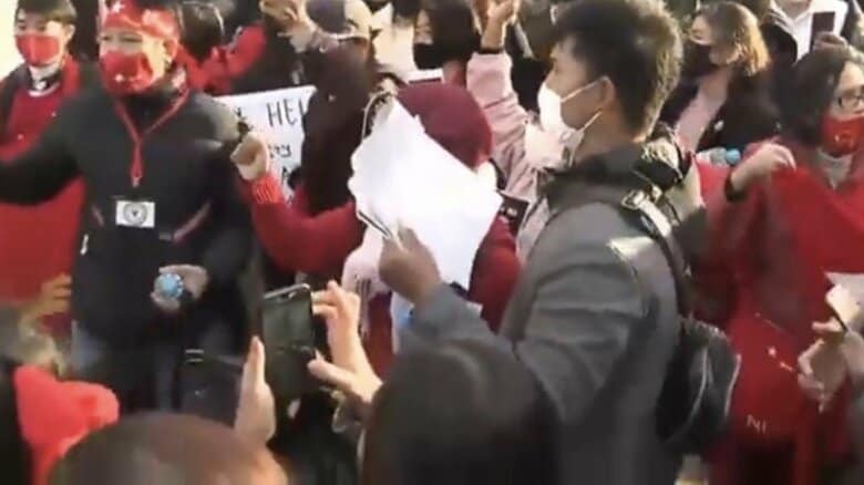 外務省前でデモを行う在日ミャンマー人ら（2021年2月3日）