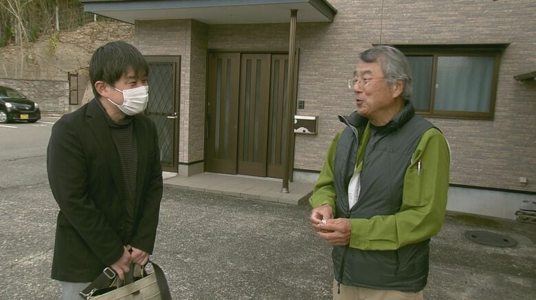 行政書士・中谷雅晴さん（左）と家主の古城満秀さん（右）