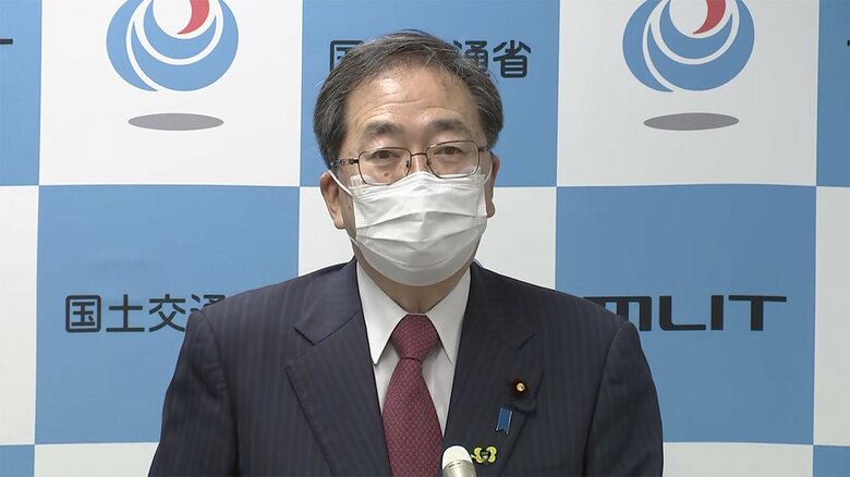 閣議後の記者会見に臨む斉藤国土交通大臣（午後9時45分ごろ 国交省）