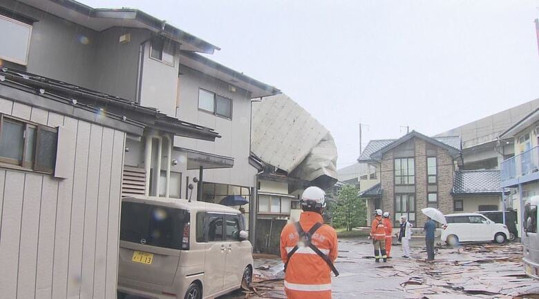 アパートの屋根が吹き飛ばされる
