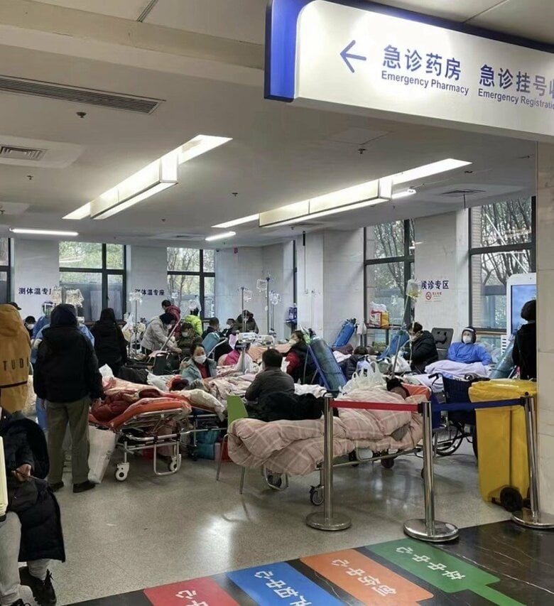 受付ロビーで治療を受ける患者（※上海市の別の病院）
