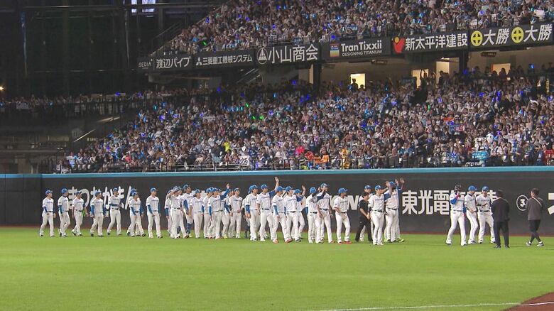 ホーム最終戦後にグラウンドを一周する選手たち