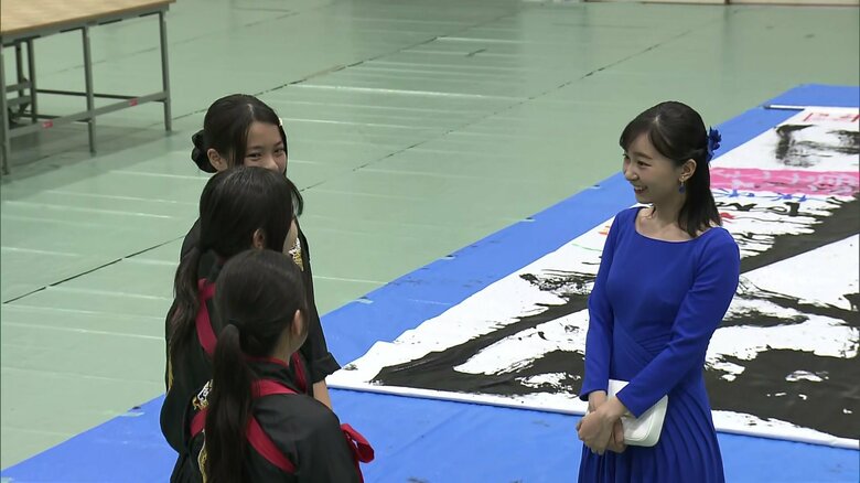 県立伊吹高校で生徒と交流される佳子さま（滋賀・米原市）