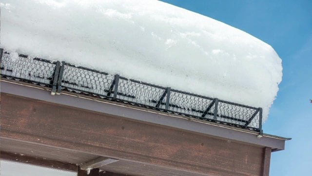 屋根から滑り落ちるのを防ぐ「雪止め」