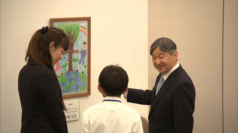 緑化活動のポスターコンクール入賞作品をご覧になる天皇陛下