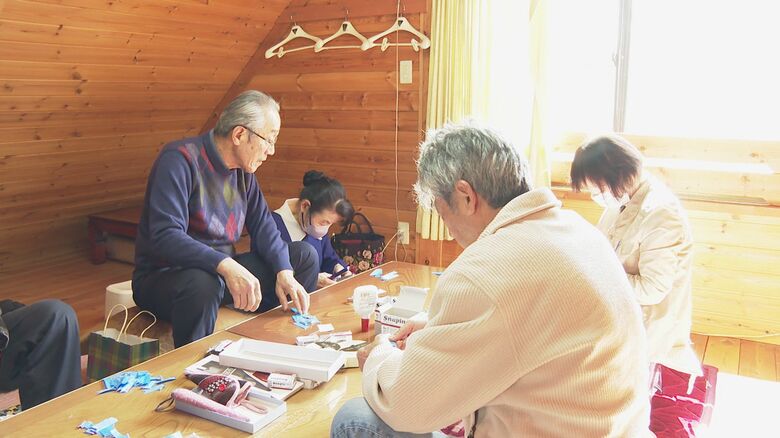 ブルーリボンを作る大澤孝司さんの同級生