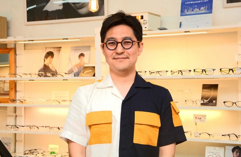 サカタメガネ店主で1級眼鏡作製技能士の坂田頼彦さん