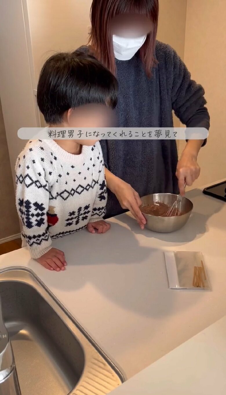 ダマにならないよう母親が仕上げまぜまぜ