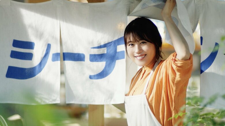 「食べていきません？」と呼びかける“女将”有村架純