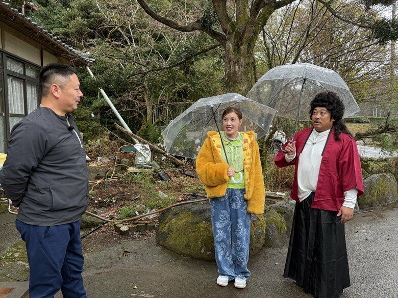 雨の中、幼なじみを訪ねる二人