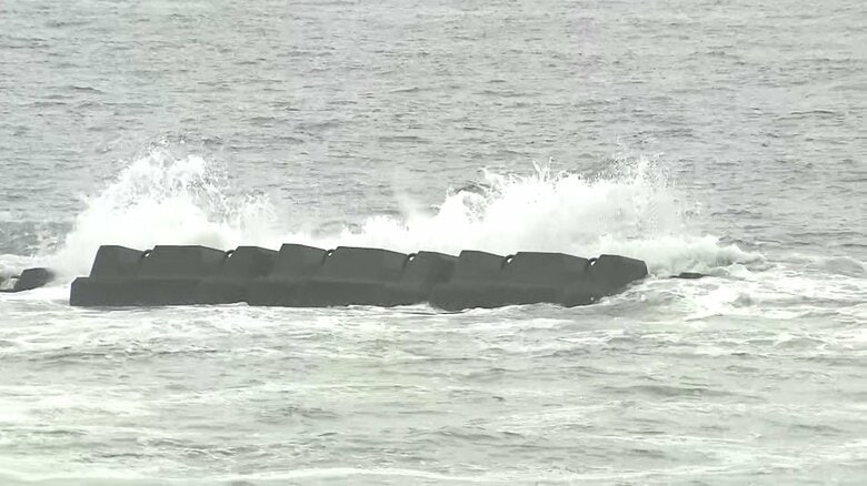 16歳男性が行方不明になった海。神奈川県平塚市では当時、波浪注意報が発表されていた。