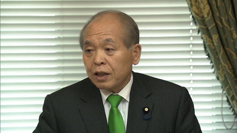 役員会で発言する鈴木宗男氏