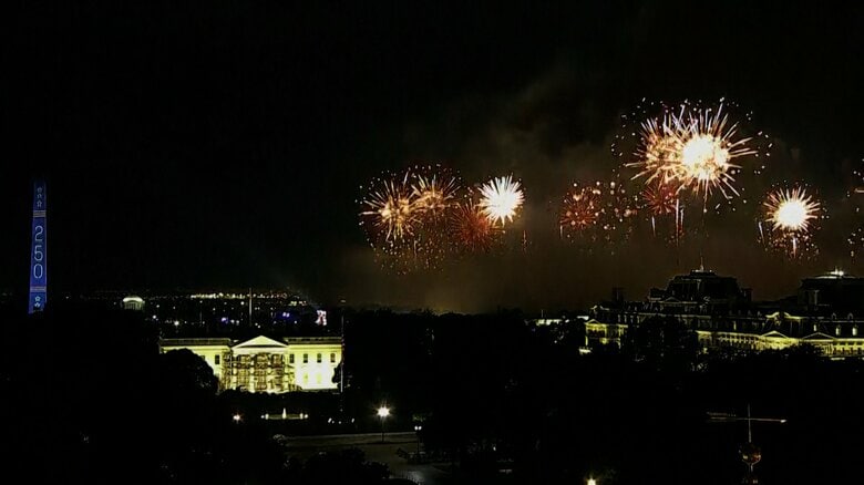 トランプ大統領の演説後に打ち上げられた花火（ワシントン・4日）