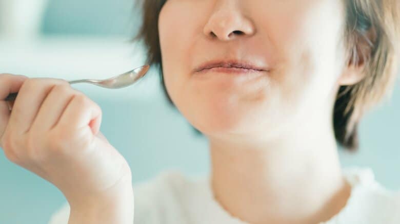 口元を閉じてみたらと、やんわり伝えてみよう（画像はイメージ）