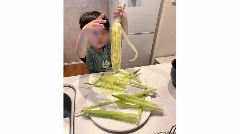 お料理のお手伝い中　トウモロコシをむきむき