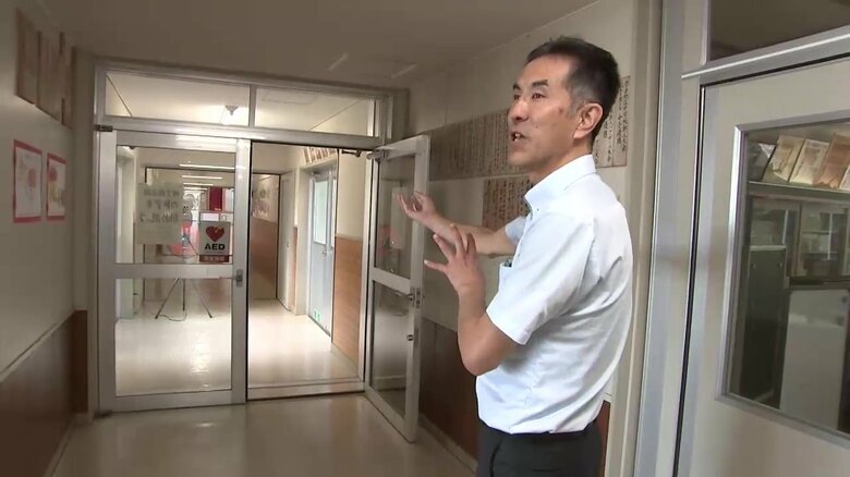 体育館へと通じる廊下にいたクマと対峙した伊藤副校長