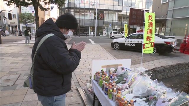 1カ月経ち　いまも多くの人が花を手向ける