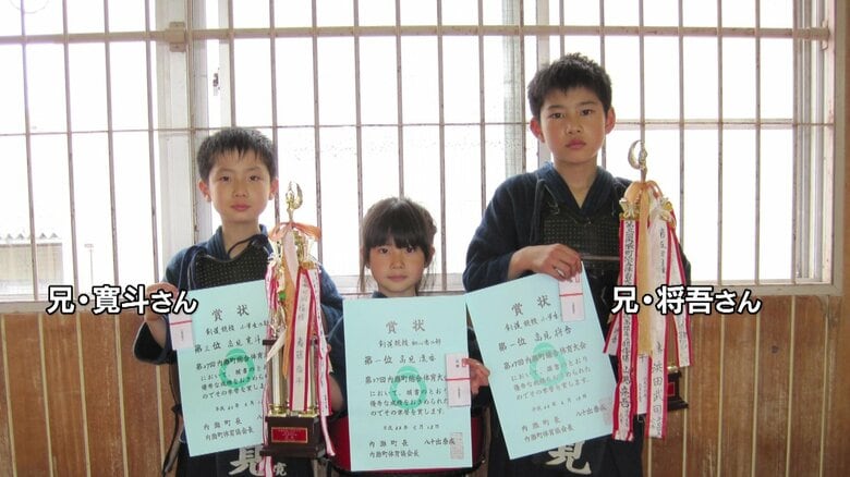 写真中央が髙見凜香選手