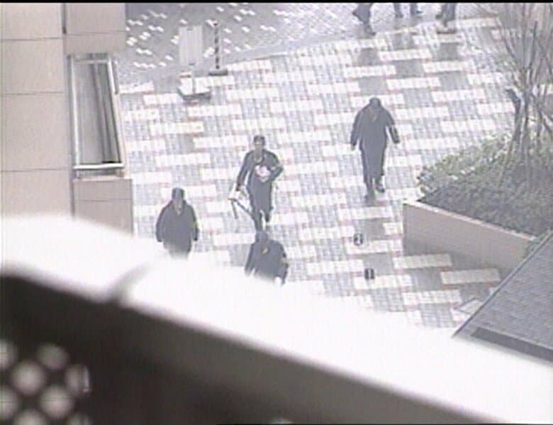 銃撃現場での鑑識作業　1995年3月30日