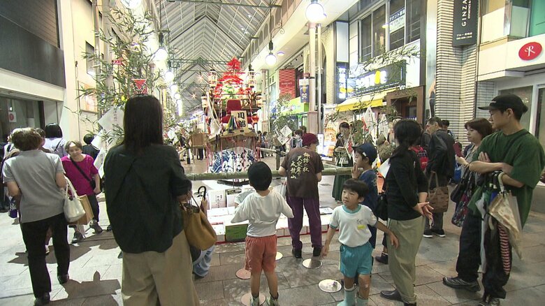 見物客が写真に収めていた