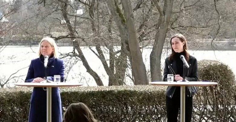 アンデション・スウェーデン首相（左）とマリン・フィンランド首相（右）（4月13日）