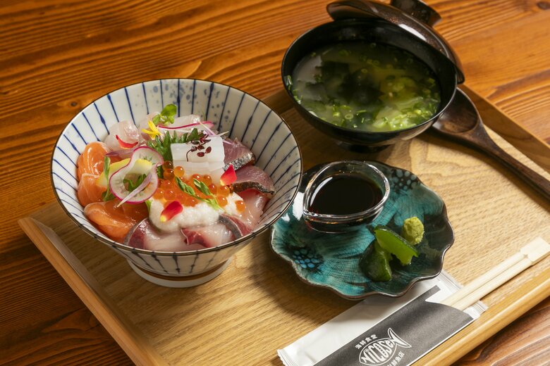NICON鮮魚店　ニコセン盛り合わせ丼　1800円（税込）