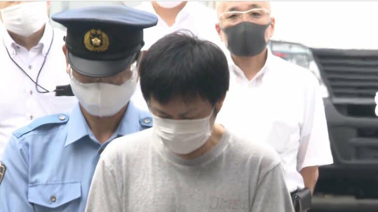 容疑者は、終始、うつむきながら、警察車両に乗せられた