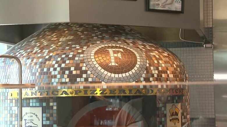 Fマークがついた特製ピザ窯