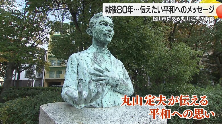 左手は己が鼓動を、右手は遺された我々の心の安らぎと平和の為、前に差しのべられている