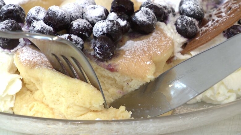 パンケーキを焼き上げた後、卵液を染み込ませ、一晩冷蔵庫で寝かせてから仕上げるという