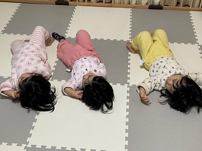 寝っ転がり方がシンクロした際の様子