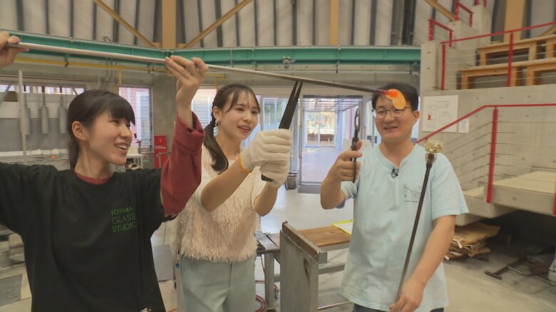 「ガラス寿司」作りを体験する吉國アナ（中央）