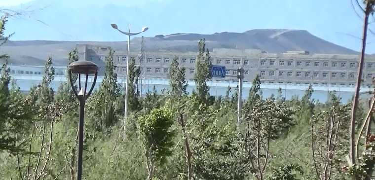 人目につかないような場所に建てられていた施設　殺風景な建物が並んでいた