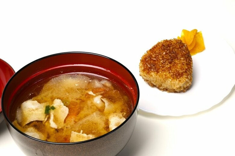 モーニングランチ　豚汁と焼きおにぎり（提供：株式会社B＆V）