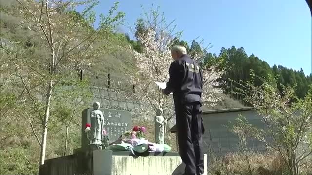 「やっと落ち着いて物事を見られる状況に」6人犠牲の土砂崩れから８年　遺族などが現場の慰霊碑に参拝