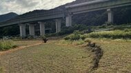 地割れの延長線上で高速道路が上下にずれる　八代インター近くで確認　最大震度7の熊本地震