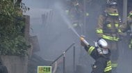 「巣を燃やそうと」ハチの巣駆除で空き家から火事　隣の住宅にも燃え移る　消火中もスズメバチ飛び回る