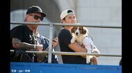 ユニホーム着た愛犬デコピンも…ワールドシリーズ制覇を祝うドジ…