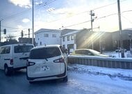 【冬型事故】本格的な雪となった北海道で事故相次ぐ…札幌中央区では凍結路面の下り坂で8台が絡む多重事故が発生し4人搬送―江別市では路線バスが街路灯に衝突＜北海道札幌市＞